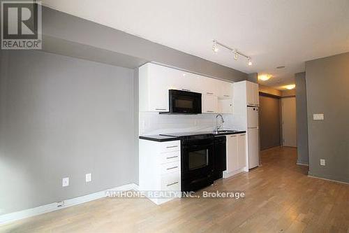 401 - 126 Simcoe Street, Toronto, ON - Indoor Photo Showing Kitchen