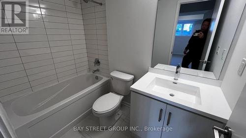 Th 355 - 100 Honeycrisp Crescent, Vaughan, ON - Indoor Photo Showing Bathroom