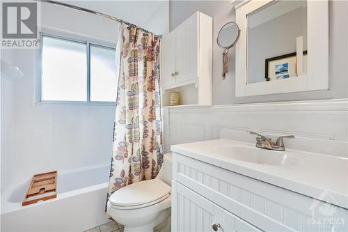 2568 Hanlon Avenue, Ottawa, ON - Indoor Photo Showing Bathroom