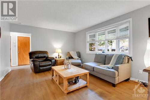 2568 Hanlon Avenue, Ottawa, ON - Indoor Photo Showing Living Room