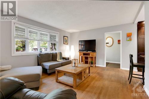 2568 Hanlon Avenue, Ottawa, ON - Indoor Photo Showing Living Room