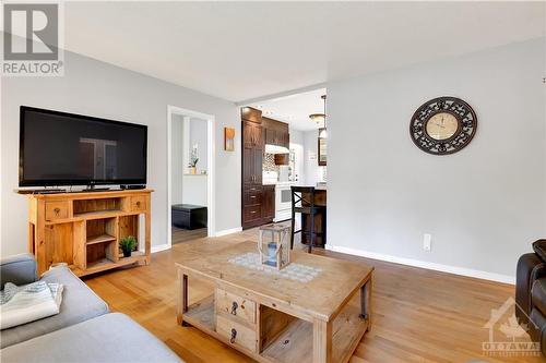 2568 Hanlon Avenue, Ottawa, ON - Indoor Photo Showing Living Room