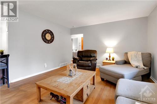 2568 Hanlon Avenue, Ottawa, ON - Indoor Photo Showing Living Room