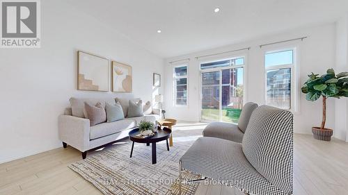 1 Sissons Way, Markham, ON - Indoor Photo Showing Living Room