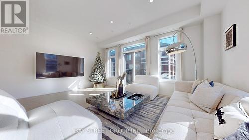 1 Sissons Way, Markham, ON - Indoor Photo Showing Living Room