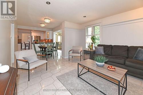 82 Grath Crescent, Whitby (Blue Grass Meadows), ON - Indoor Photo Showing Living Room