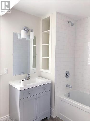 Unit A - Main Level - 806 Duke Street, Cambridge, ON - Indoor Photo Showing Bathroom