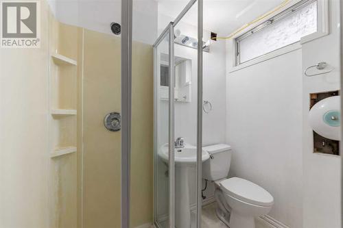 4503 Richmond Road Sw, Calgary, AB - Indoor Photo Showing Bathroom