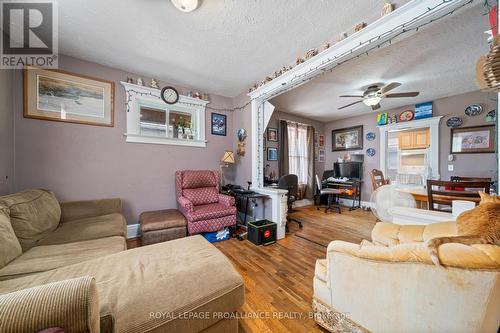 21/23 Spring Street, Quinte West, ON - Indoor Photo Showing Living Room