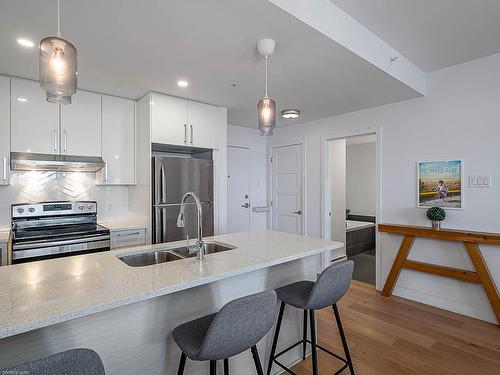 Cuisine - 603-3695 Av. Jean-Béraud, Laval (Chomedey), QC - Indoor Photo Showing Kitchen With Double Sink With Upgraded Kitchen