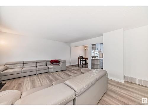 13511 127 St Nw, Edmonton, AB - Indoor Photo Showing Living Room