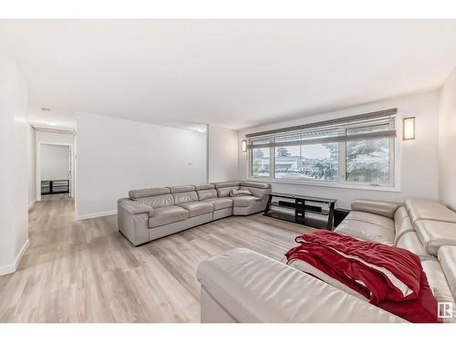 13511 127 St Nw, Edmonton, AB - Indoor Photo Showing Living Room