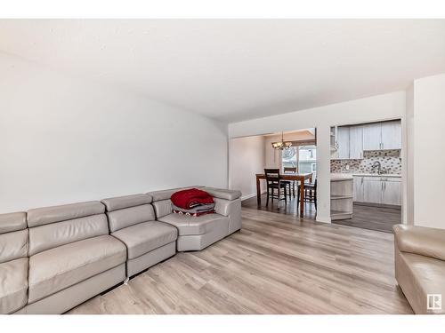 13511 127 St Nw, Edmonton, AB - Indoor Photo Showing Living Room