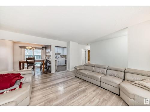 13511 127 St Nw, Edmonton, AB - Indoor Photo Showing Living Room