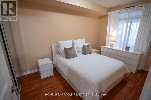 303 - 9235 Jane Street, Vaughan, ON - Indoor Photo Showing Bedroom