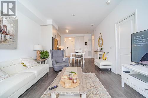 1808 - 85 Oneida Crescent, Richmond Hill, ON - Indoor Photo Showing Living Room