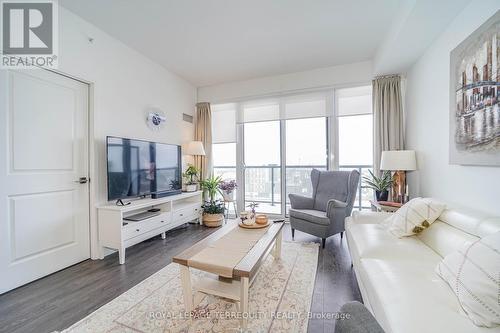 1808 - 85 Oneida Crescent, Richmond Hill, ON - Indoor Photo Showing Living Room