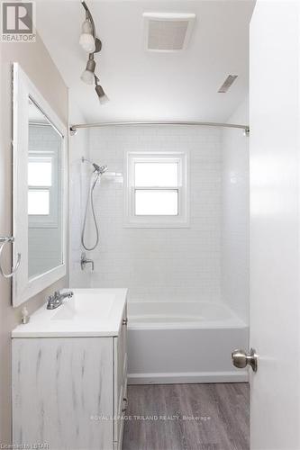 1231 Sunningdale Road E, London, ON - Indoor Photo Showing Bathroom