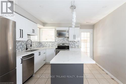 1231 Sunningdale Road E, London, ON - Indoor Photo Showing Kitchen With Upgraded Kitchen