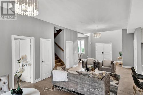 1372 Maple Road, Innisfil, ON - Indoor Photo Showing Living Room