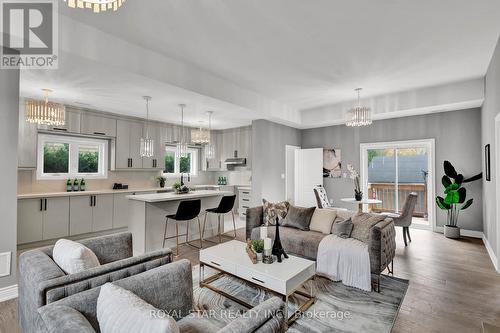 1372 Maple Road, Innisfil, ON - Indoor Photo Showing Living Room