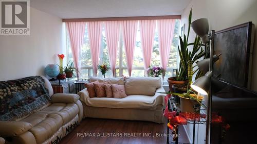 332 - 3 Greystone Walk Drive, Toronto, ON - Indoor Photo Showing Living Room