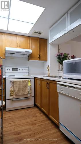 332 - 3 Greystone Walk Drive, Toronto, ON - Indoor Photo Showing Kitchen