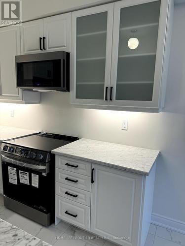 10 Durham Avenue, Barrie, ON - Indoor Photo Showing Kitchen