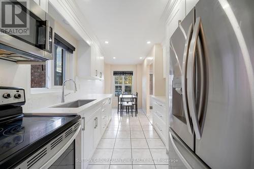 7421 Doverwood Drive, Mississauga, ON - Indoor Photo Showing Kitchen With Upgraded Kitchen