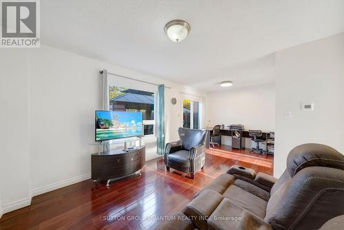 7421 Doverwood Drive, Mississauga, ON - Indoor Photo Showing Living Room