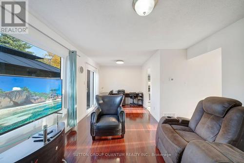 7421 Doverwood Drive, Mississauga, ON - Indoor Photo Showing Living Room