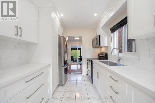 7421 Doverwood Drive, Mississauga, ON - Indoor Photo Showing Kitchen