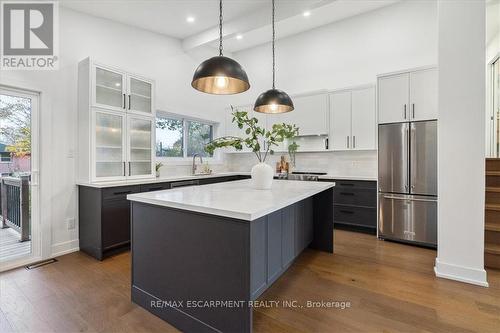 5394 Bird Cage Walk, Burlington, ON - Indoor Photo Showing Kitchen With Upgraded Kitchen