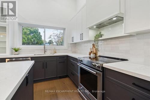 5394 Bird Cage Walk, Burlington, ON - Indoor Photo Showing Kitchen With Upgraded Kitchen