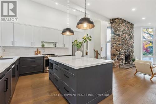 5394 Bird Cage Walk, Burlington, ON - Indoor Photo Showing Kitchen With Upgraded Kitchen