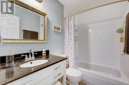 940 Rundlecairn Way Ne, Calgary, AB - Indoor Photo Showing Bathroom