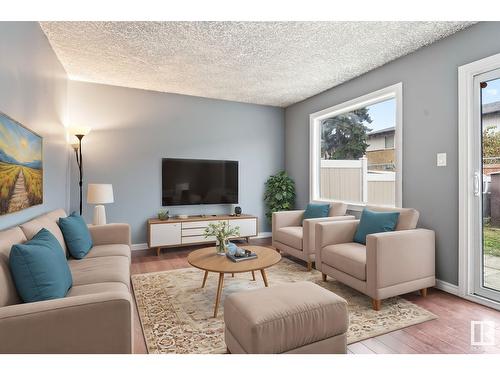 3191 139 Av Nw Nw, Edmonton, AB - Indoor Photo Showing Living Room