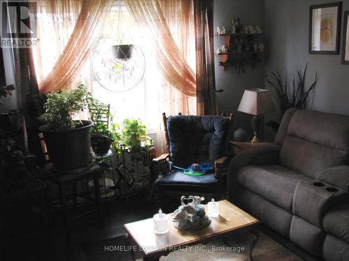 337-339 Saulsbury Street E, Strathroy-Caradoc (Nw), ON - Indoor Photo Showing Living Room