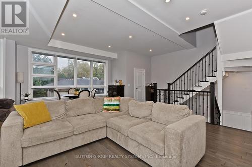 15 Old Oak Drive, Toronto, ON - Indoor Photo Showing Living Room