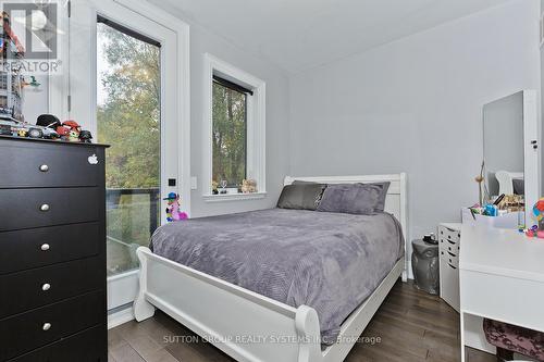 15 Old Oak Drive, Toronto, ON - Indoor Photo Showing Bedroom