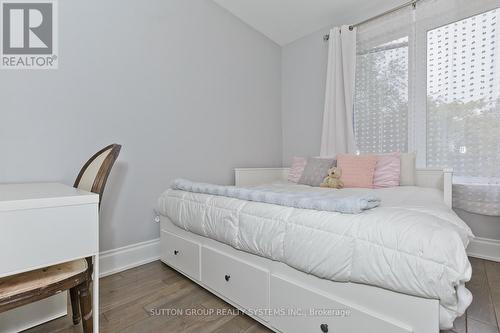 15 Old Oak Drive, Toronto, ON - Indoor Photo Showing Bedroom