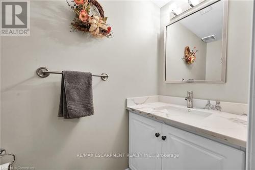 194 Gatestone Drive, Hamilton, ON - Indoor Photo Showing Bathroom