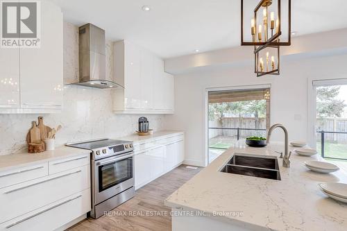 1876 Dewar Place, London, ON - Indoor Photo Showing Kitchen With Upgraded Kitchen