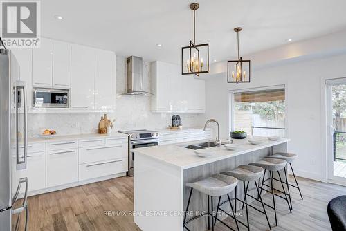 1876 Dewar Place, London, ON - Indoor Photo Showing Kitchen With Upgraded Kitchen