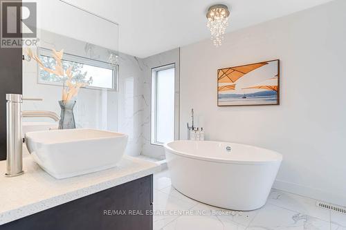 1876 Dewar Place, London, ON - Indoor Photo Showing Bathroom