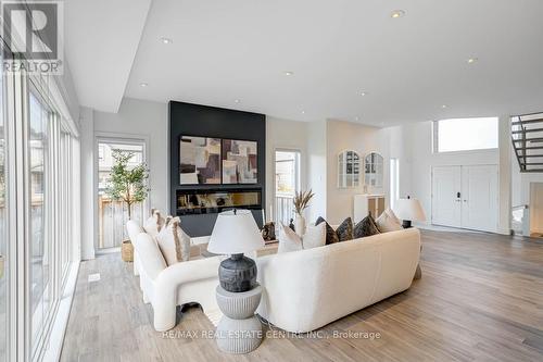 1876 Dewar Place, London, ON - Indoor Photo Showing Living Room