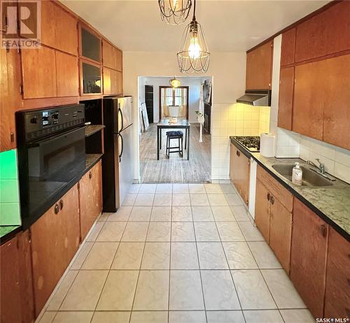 1222 Robinson Street, Regina, SK - Indoor Photo Showing Kitchen