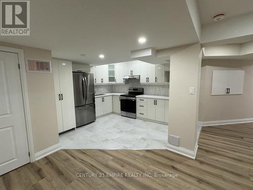 Bsmt - 21 Copperhill Heights, Barrie, ON - Indoor Photo Showing Kitchen