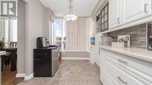 210 - 22 Hanover Road, Brampton, ON - Indoor Photo Showing Kitchen