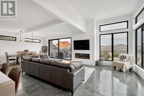 887 Fernie Road, Kamloops, BC - Indoor Photo Showing Living Room